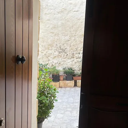 Homestay 300 Year Old Townhouse Near Mdina