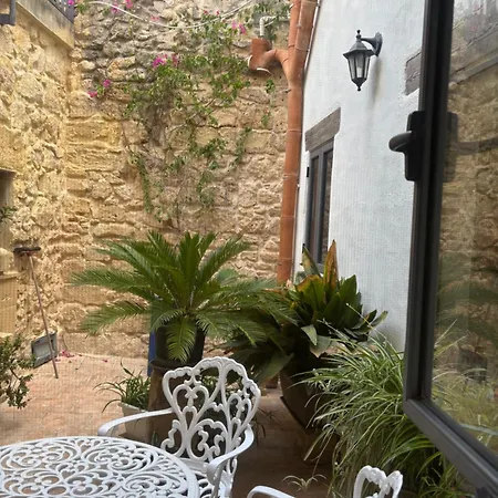 Homestay 300 Year Old Townhouse Near Mdina *