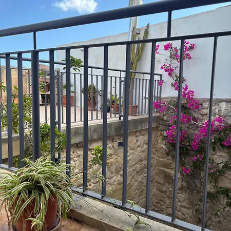 300 Year Old Townhouse Near Mdina