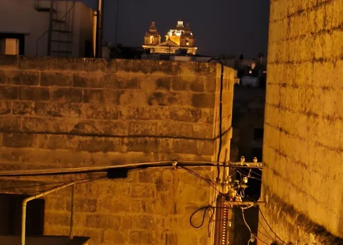 300 Year Old Townhouse Near Mdina *